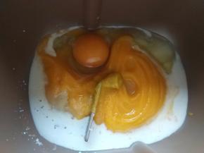 先放入液体部分，糖与盐对角放，这张图可以让大家看一下南瓜泥的粘稠程度，每个人做出来的南瓜泥含水量都不一样，所以南瓜泥的量，不要一次加入，一定要预留一些出来放