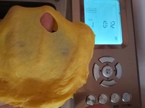 8分钟左右的时候，揉至扩展阶段，可以拉出厚膜，加入室温软化的黄油，继续和面程序