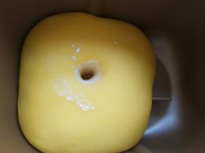 发酵至2-2.5倍大，用手指沾干粉，在面团中间戳洞，洞口不会缩不塌陷，就是发酵好了