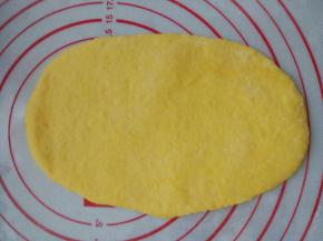 取一个面团，擀成长方形