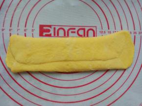 上下边折向中间，擀平