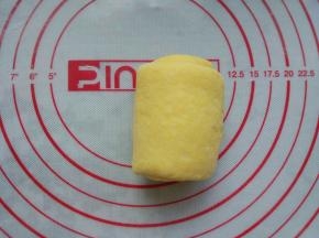 从一侧卷起
