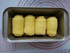 依次完成剩下的面团，码入模具中