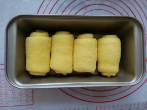 依次完成剩下的面团，码入模具中