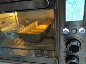 放入烤箱中开启发酵功能，烤箱中放一碗温水，保持湿度