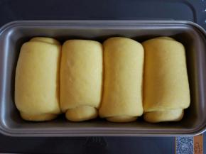 发酵至2.2.5倍大，取出，开始预热烤箱，上下火160度，表面刷一层水或者牛奶