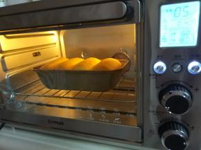 放入预热好的烤箱，上下火160度，下层，烘烤40分钟左右