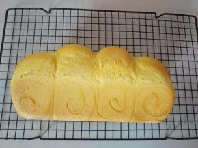 烤好后，侧放在晾网上，待手温时装在保鲜袋中保存