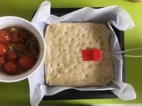 22cm*22cm的方盘内抹一层油或者用油纸铺上，把面团擀成方形放入，用指尖压面团，形成凹凸不平的表面