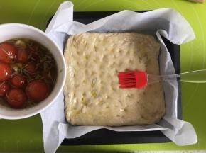 22cm*22cm的方盘内抹一层油或者用油纸铺上，把面团擀成方形放入，用指尖压面团，形成凹凸不平的表面