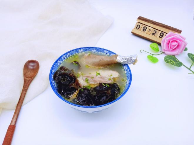 黑木耳炖土鸡汤
