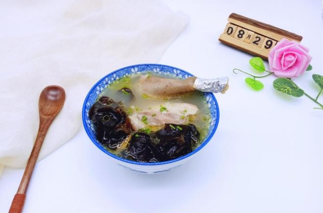 黑木耳炖土鸡汤