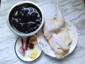 准备好食材，干木耳冷水冲洗干净，用冷水自然泡发。葱姜蒜去皮，切片。