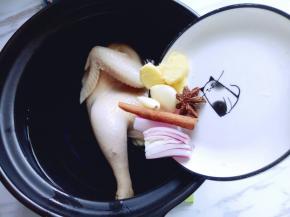 砂锅中加入水，将母鸡放入，再加入香料，盖上盖子大火烧开。