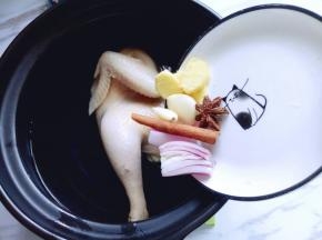 砂锅中加入水，将母鸡放入，再加入香料，盖上盖子大火烧开。