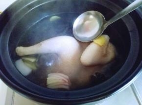 烧开后用汤勺撇出浮沫，盖上盖子转小火慢炖2小时左右。