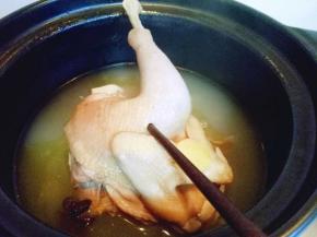 可以用筷子扎一下来辨别母鸡是否酥软。