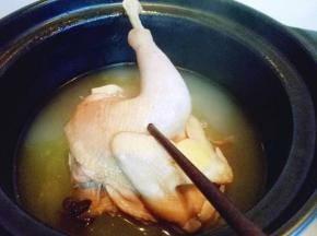 可以用筷子扎一下来辨别母鸡是否酥软。