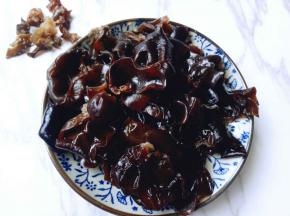 将泡发的木耳去根，撕成小朵。