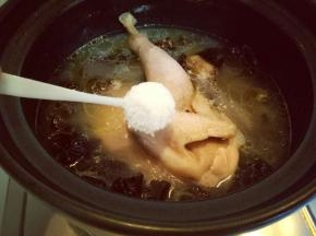 加入盐，糖调味即可出锅。