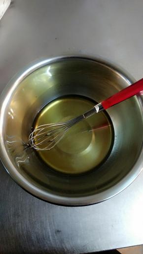 转化糖浆+花生油+枧水，用手动打蛋器搅拌均匀，最好搅拌5分钟左右，确保均匀。