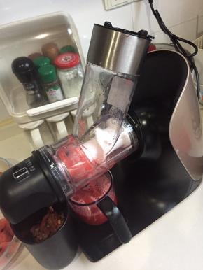 西瓜切块，放入原汁机中榨汁