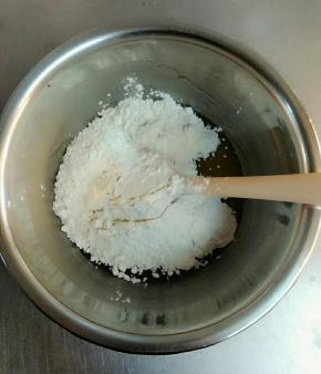 倒入过筛后的面粉，用刮刀搅拌成团。