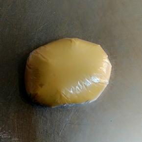 搅拌成团后用保鲜袋或保鲜膜包好，室温松弛2小时以上。