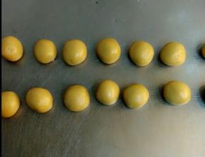 把松弛好的面皮分割好，分成16个，每个24克。