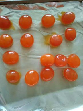 处理咸蛋黄:  我是用新鲜现剥的咸蛋黄的，把蛋黄放在铺有锡纸的烤盘上，喷上一层白酒，烤箱180度烤5～8分钟，凉后待用。