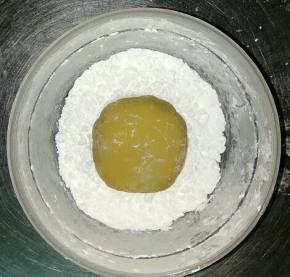 包好后揉圆，放进淀粉里滚一圈，拿起来轻轻拍掉多余的淀粉。（这样可以防粘模）
