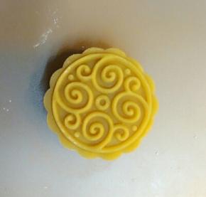 最好直接在烤盘里压模，免得移动的时候月饼会变形