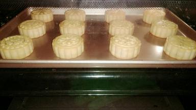 放入预热好的烤箱里，200度5分钟定型，拿出来刷一层薄薄的蛋黄水，再放烤箱里，200度烤15分钟。