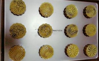烤箱200度预热，月饼表面喷上一层水，防止烤的时候饼皮过干而开裂。