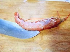 用到从虾的背部将虾肉切开，取出虾线，和虾头的脏物。依次做完，用冷水冲洗干净。