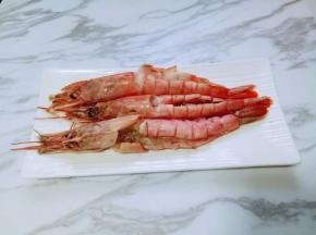 开背的虾放入盘子里，每只虾里加入少许生抽料酒，腌制10分钟。(生抽和料酒加入开背处。)