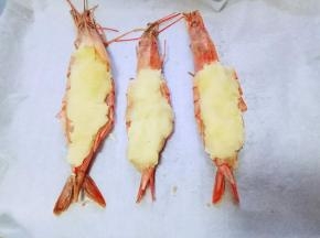 将拌好的土豆泥填充再虾的背上，把虾背填满即可。