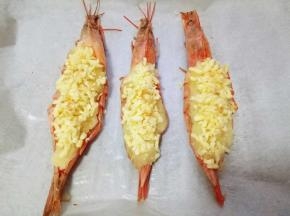 再土豆泥上撒满马苏里拉芝士，再撒上少许胡椒粉，这样就完成了。(这时可以把烤箱预热，170度5分钟)