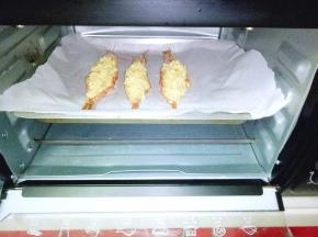 将烤盘放入烤箱中层，170度烤10-15分钟，10分钟后注意观察颜色，如果芝士上色可以提前将烤盘取出。