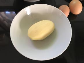 先把土豆洗净后去皮。