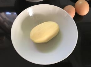 先把土豆洗净后去皮。