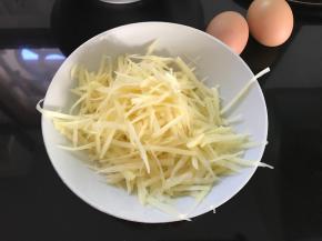 再把土豆用擦丝器擦成丝。