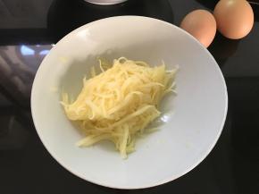 把土豆丝用少许盐腌一下后去掉水份待用。