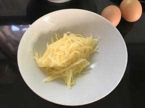 把土豆丝用少许盐腌一下后去掉水份待用。