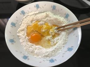 面粉中打入鸡蛋。