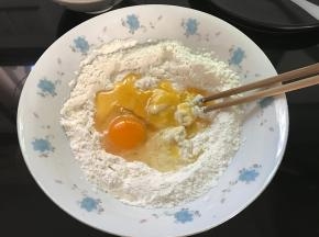 面粉中打入鸡蛋。