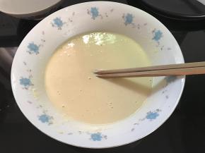 用适量水和少许盐调成面糊。