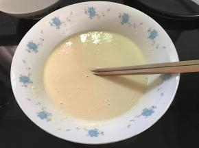 用适量水和少许盐调成面糊。