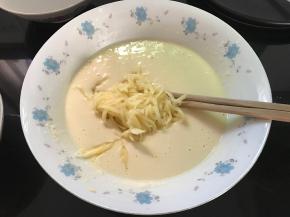 再放入土豆丝搅匀。