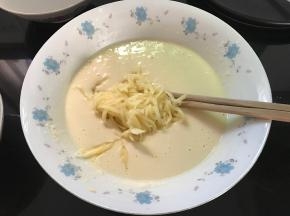 再放入土豆丝搅匀。